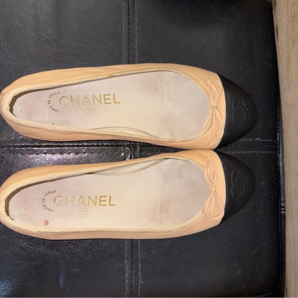 Chanel Flats 36 Lambskin Two Tone Black Captoe Beige Body VEUC Leather Bottom - Picture 6 of 12